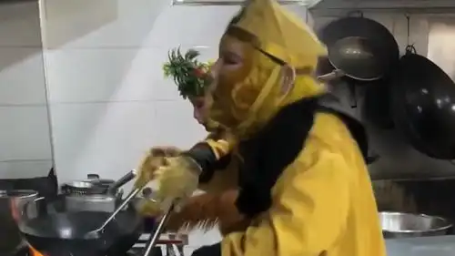 去厨房的后厨参观,两个孙悟空在里面炒菜,你们真是太搞笑了
