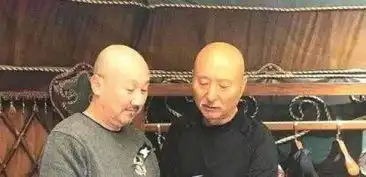 腾格尔请陈佩斯喝酒,两人同框像亲兄弟,一旁女服务员颜值更亮眼
