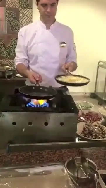 看外国厨师怎么做饼的

