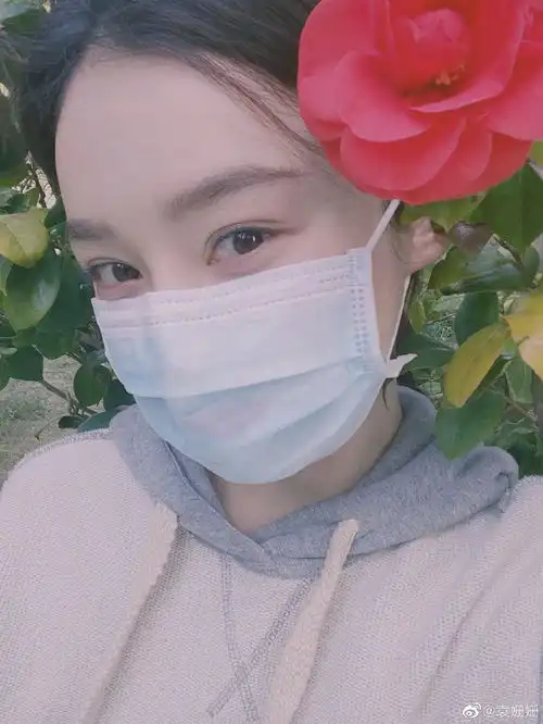 袁姗姗户外戴口罩自拍心情好漫步花间笑眼弯弯温婉动人
