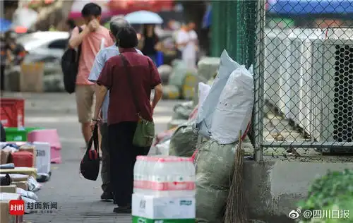 新生开学高校行李爆仓场面堪比双十一
