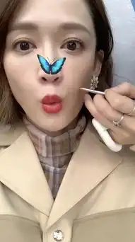 陈乔恩早起开工玩蝴蝶滤镜表情搞怪又可爱
