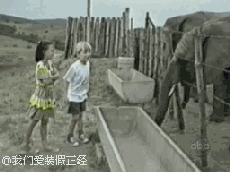 搞笑gif段子有一个男人非常不善于说话,一天邻居生了个儿子,大家都去祝贺
