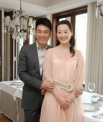 他经历两次婚姻,前妻将他捧红,现任帮他成富豪,绝对的人生赢家
