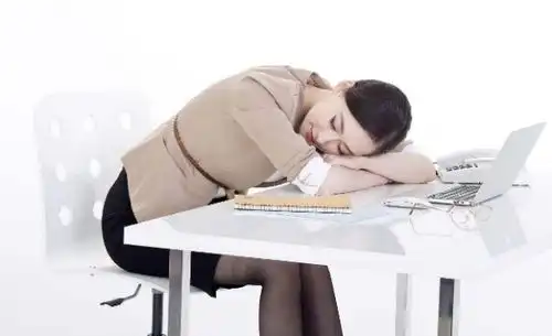 中午午睡趴在桌上睡觉有什么危害
