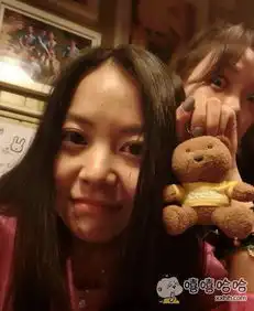 妹子,你知道你被抢镜头了吗
