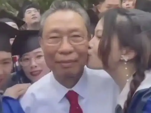 被女研究生偷袭亲脸,钟南山幽默化解
