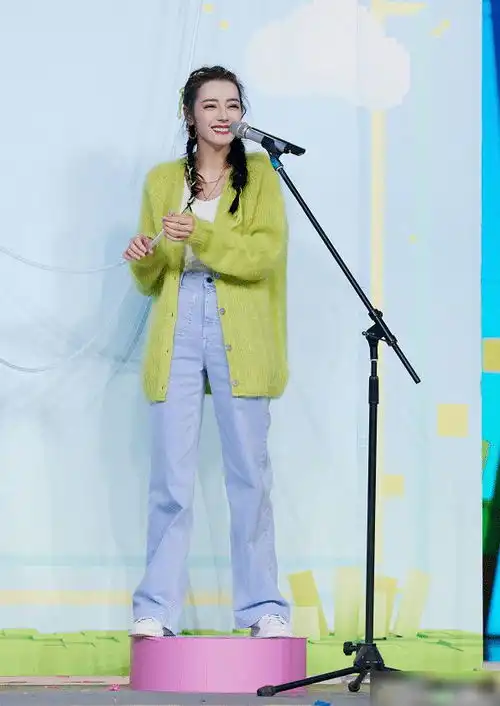 迪丽热巴带火一款v字鞋,穿上后超显腿长,普通人却不敢尝试
