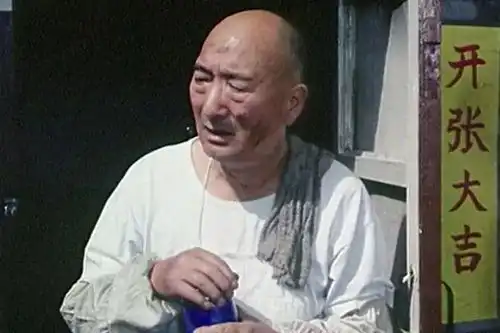 陈佩斯父子清明扫墓引热议艺术之家尽显传统风范,与冯巩成对比
