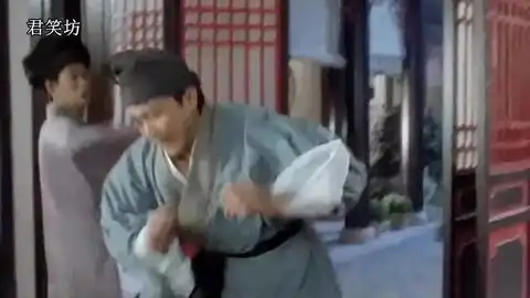 搞笑动漫锤锤在前女友面前搞得尴尬场面,真丢人
