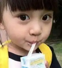 搞笑段子gif图片幼儿园俩小朋友玩过家家
