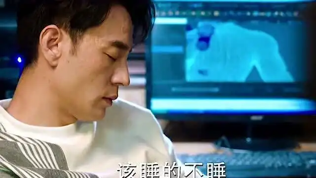 爸爸带娃时不小心睡觉,萌娃将爸爸手中的戒指吞下,被送往医院紧急就医
