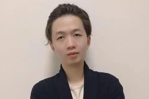 爆笑娱乐主播德华的双重身份与德华被开除职业的真正原因
