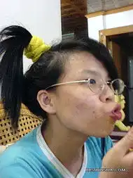 网络当红mm家居素颜照,没p过
