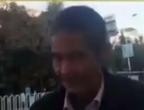 老人卖小吃月亏2000元,了解原因后被气哭太欺负人了
