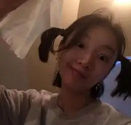 周冬雨灯光下自拍频频开启自黑拍照模式2
