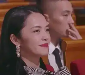姚晨错过影后表情消沉,谁注意她身后的欧豪网友这才是真爱啊