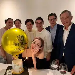 杜琪峰提前为郑秀文庆祝47岁生日老公许志安没有现身
