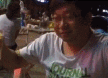 搞笑gif趣图妹子,你打个游戏,为什么老来拿我的鼠标

