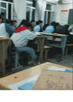 姑娘,麻烦你回头看一看,没发现背后有一阵凉风吹过吗好尴尬