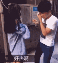 搞笑gif妹子为了可以拍到就完美的一刻,真的拼了
