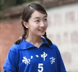 周冬雨晒生日自拍照素颜搞怪和小黄鸭一起卖萌
