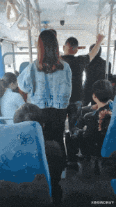 搞笑gif段子这吃个饭是咋了
