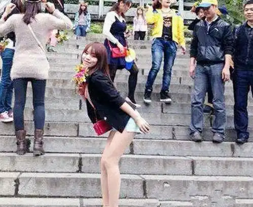 搞笑趣图妹子,你照相的姿势太妖娆了,后面的大哥在笑你呢
