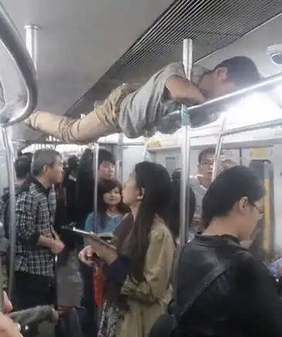 搞笑图片幽默段子笑话哥们,你坐地铁买的是挂票吗
