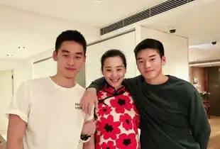 林依轮一家四口同框,老婆西华美得像许晴,两个儿子颜值不如爸爸
