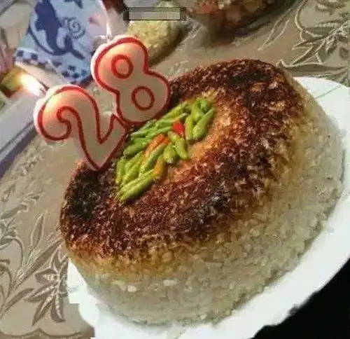 搞笑图片生日蛋糕没订到,将就着吃吧
