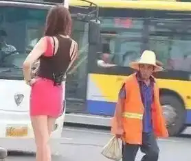 妹子,你可长点心吧,旁边放的是什么药还要拍下来啊,好尴尬哦
