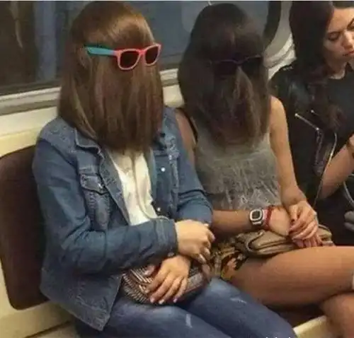 搞笑趣图老板娘微笑着说这茄子就算送你们吃了,放心不收钱的...