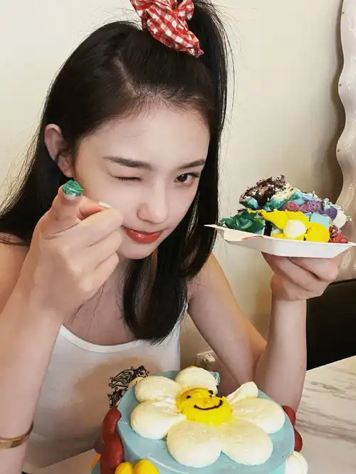 组图林允晒生日写真俏皮可爱扎丸子头手捧蛋糕表情好搞怪
