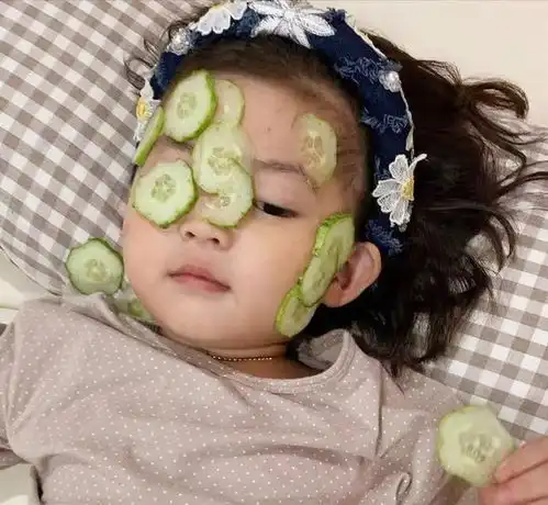 搞笑图片女生愿意陪你玩水而不怕脱妆,这样的女生应该娶吗
