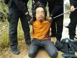 监控视频记录桂林一老人被人用板砖当街砸晕
