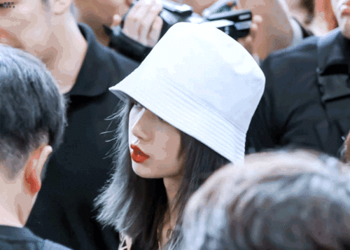 lisa交作业表情包壁纸头像