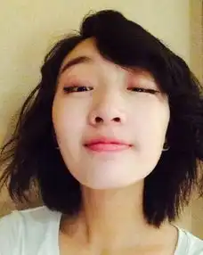 周冬雨出席活动大秀美腿
