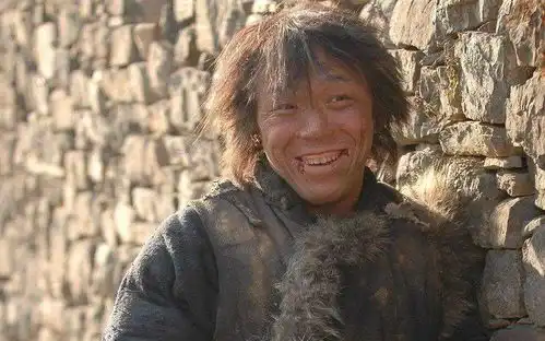 反转黄渤正面回应挽手门,公开女方身份女经纪人而已