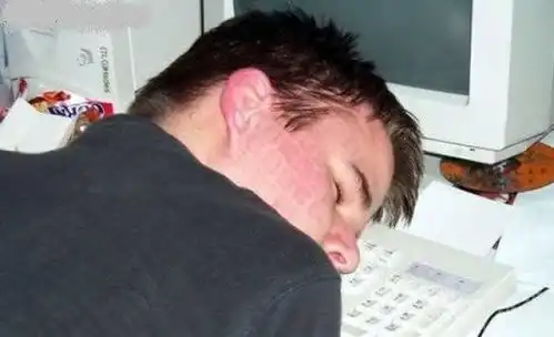 爆笑图片大哥,都说对牛弹琴没有用,你就别再试下去了
