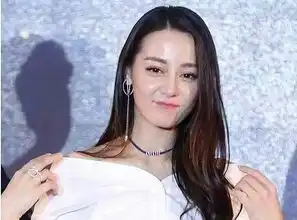 豪门贵妇金巧巧带娃被网友拍下,依然年轻,鼻子被调侃像个灯泡
