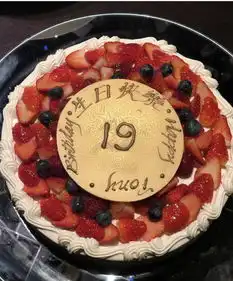 梁家辉庆贺61岁生日

