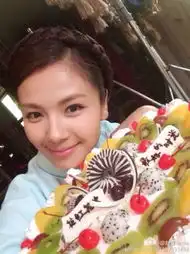 刘涛传庆生美照醉卧酒坛引网友调侃
