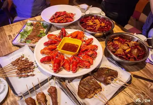 这家音乐主题夜宵店,20年就搞了3个口味,等你下班才开门
