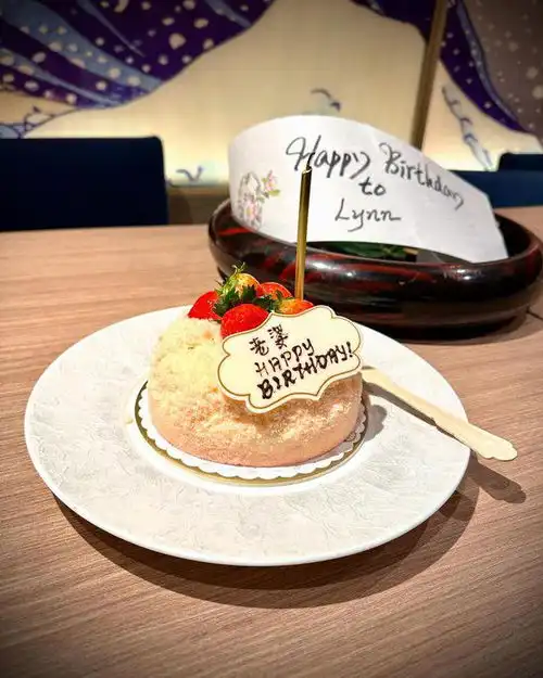 熊黛林晒44岁生日照,富豪老公幽默送蛋糕,夫妻恩爱甜蜜
