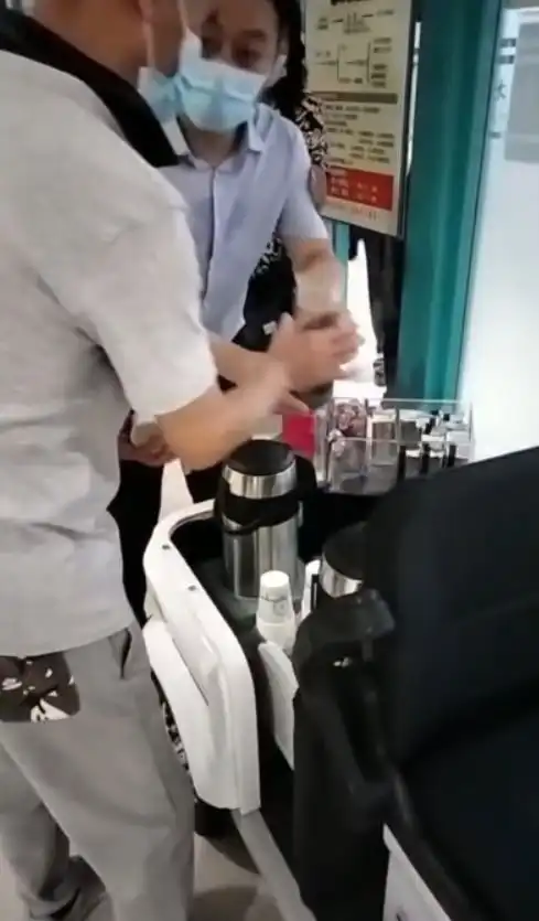 温暖大连大连大学附属中山医院工作人员汗流浃背印出最美心形

