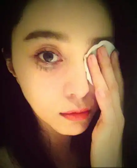 李晨是由范冰冰护理的,她的皮肤非常娇嫩
