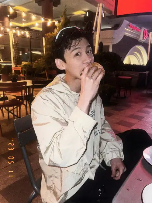 组图白敬亭到老地方吃汉堡自曝酱汁掉到裤子上引网友爆笑
