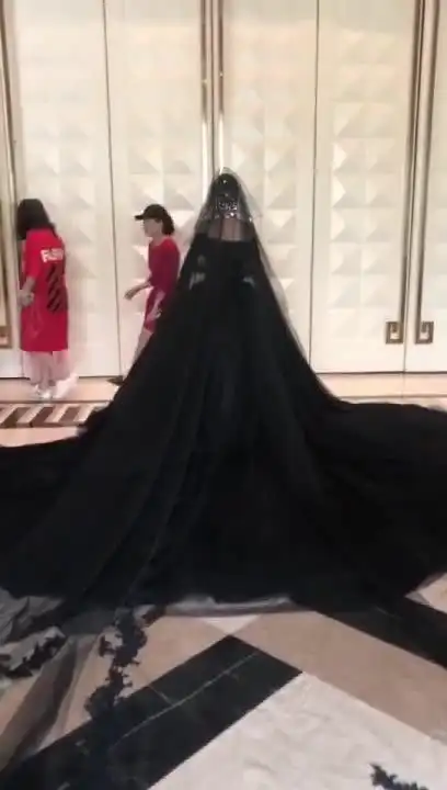 第一次见穿黑丝婚纱的新娘
