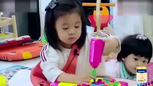 波妞第一次调皮,咘咘在认真拼图,波妞一过来就搞破坏
